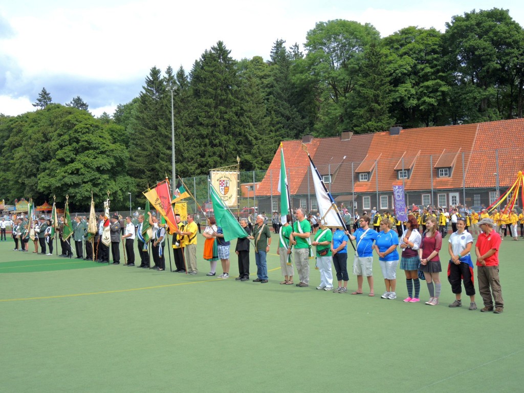 Fahnenaufstellung der Vereine